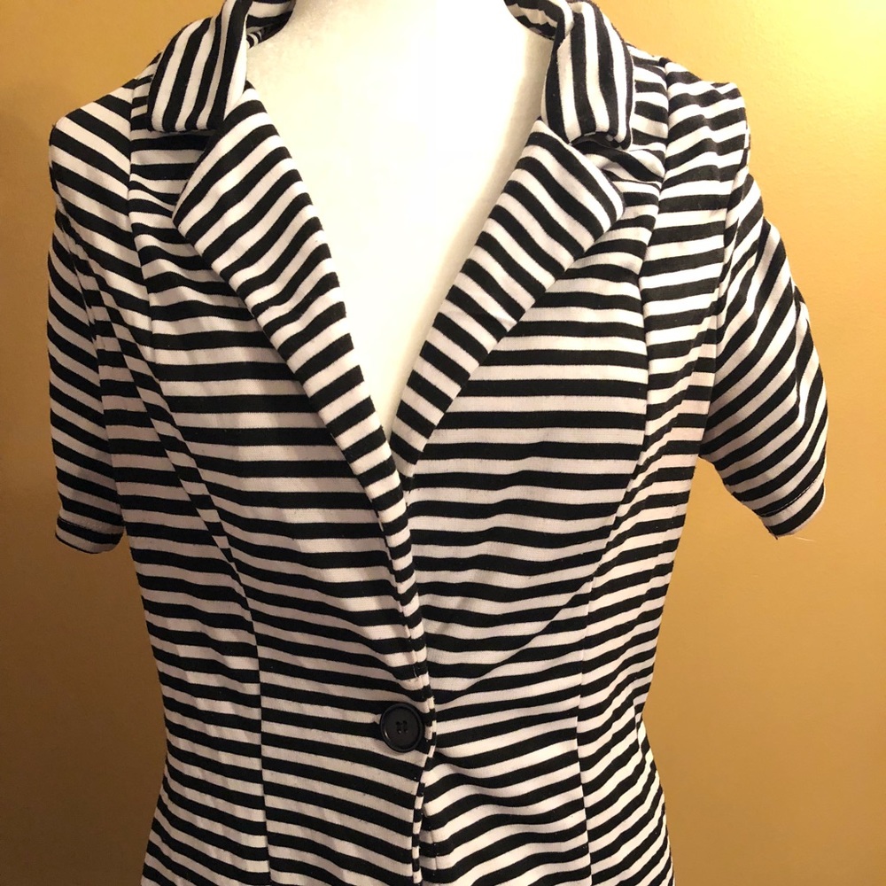 Trendy black and white Plus Size blazer!